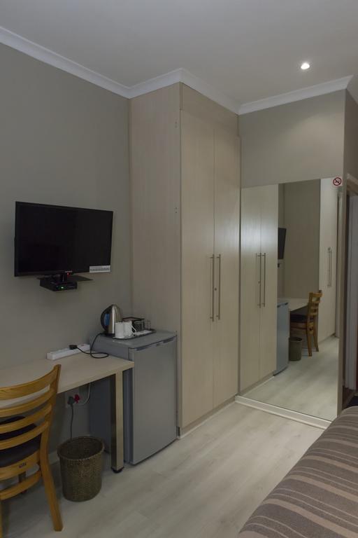 The Suburban Guest House Bloemfontein Bilik gambar